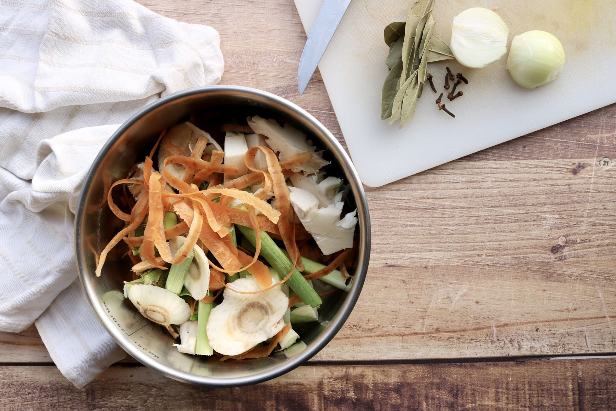 Que Faire Avec Les Restes De Légumes Du Bouillon Bouillon zéro déchet avec les épluchures de légumes - L'ananas blonde